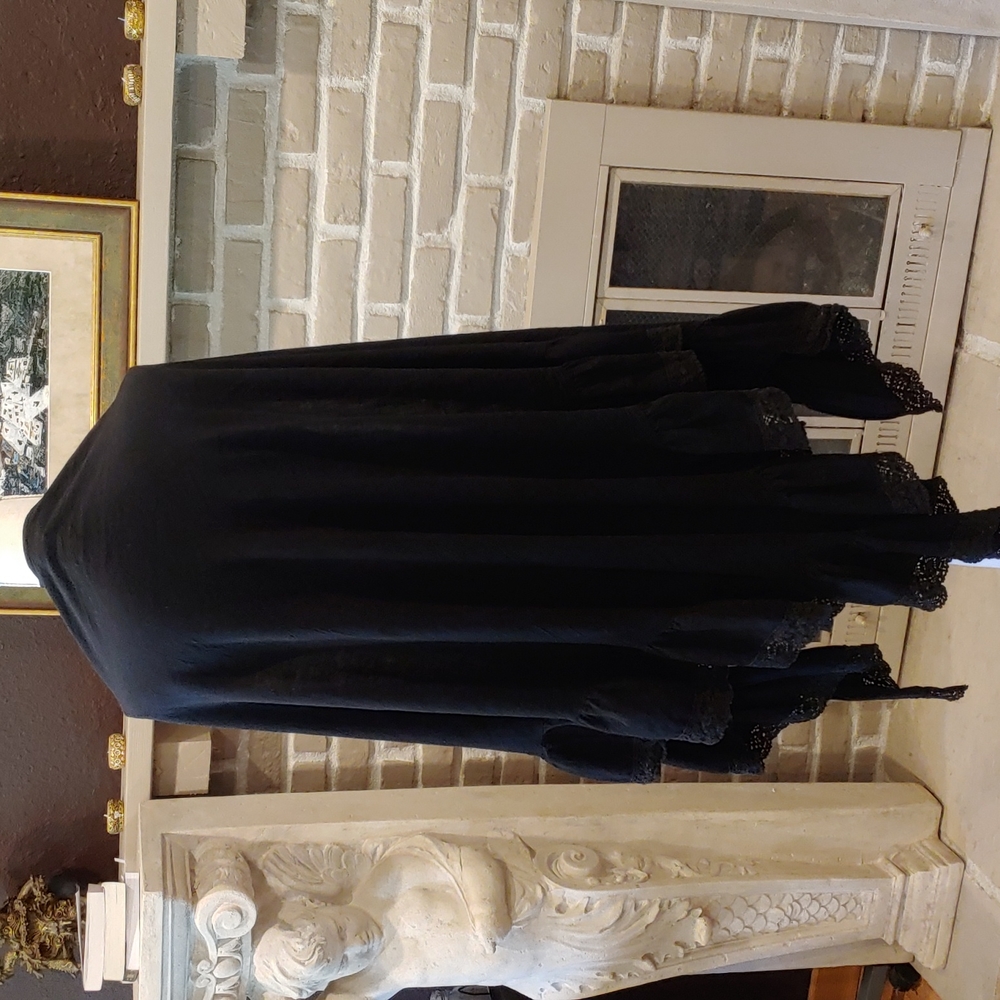 Vintage Ruffled Triangle Shawl - Picture 3 of 4